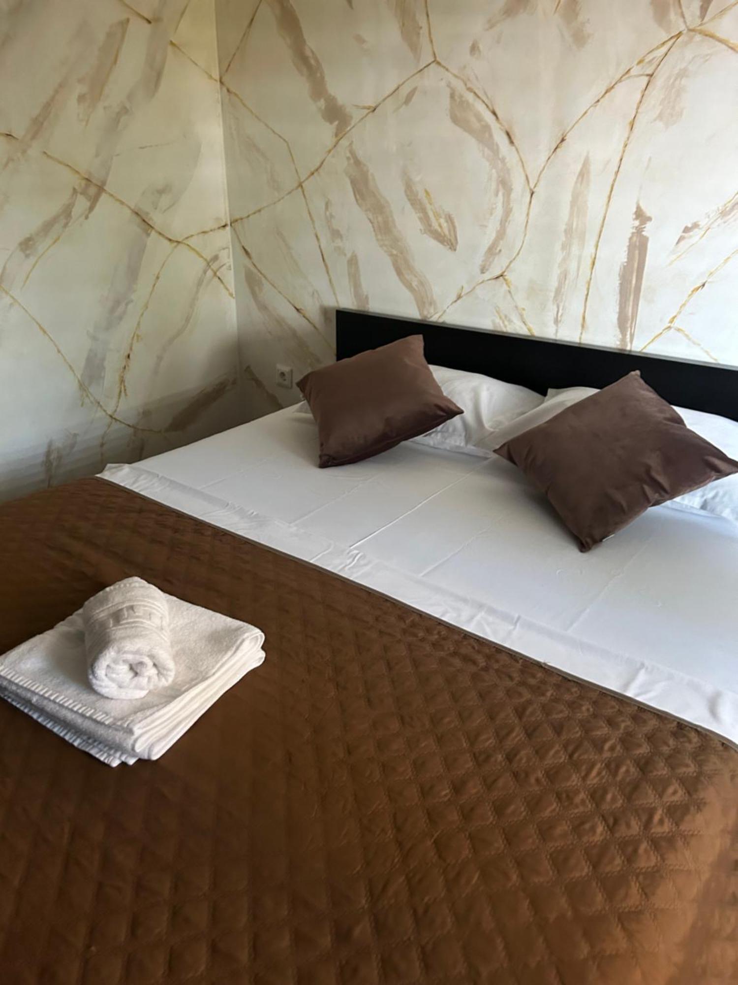 Guest House Târgu Jiu Εξωτερικό φωτογραφία